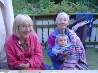 Bestemor Ingeborg, tante Ellen, og Rahels sønn. (In Norwegian).