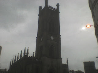 Igår var jeg også og så på ‘the bombed out church’, i Liverpool. En kirke som ble bombet av tyskerne under krigen, men nå er mer som et minnesmerke.