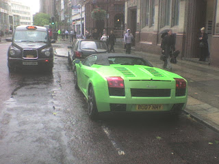 Sånne her biler er det vel ikke så mange av i Norge, hvis jeg husker riktig. (In Norwegian).