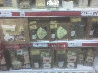 Det her tror jeg hadde solgt bra som julegaver på Rimi. Ihvertfall til den prisen. (In Norwegian).