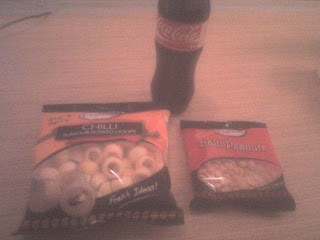 Matpriser i England II: Sterkt potetgull og peanøtter: 4 poser for 1 pund (ca. 10 kr. vel). Cola: 3 flasker for 1 pund. (In Norwegian).